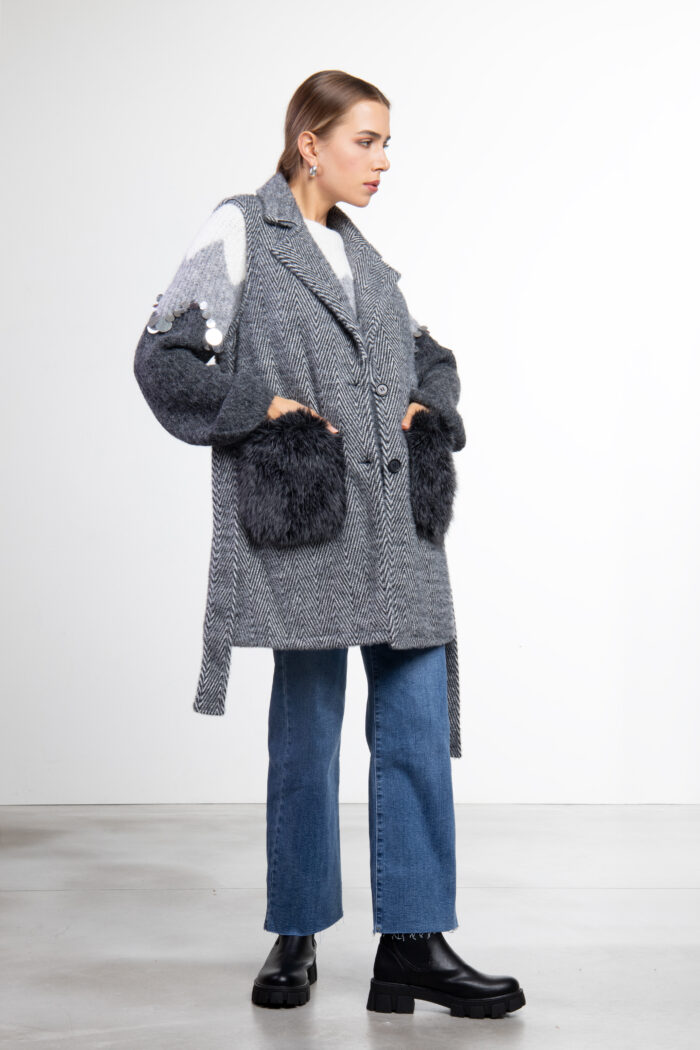 Cappotto smanicato con tasche pelose