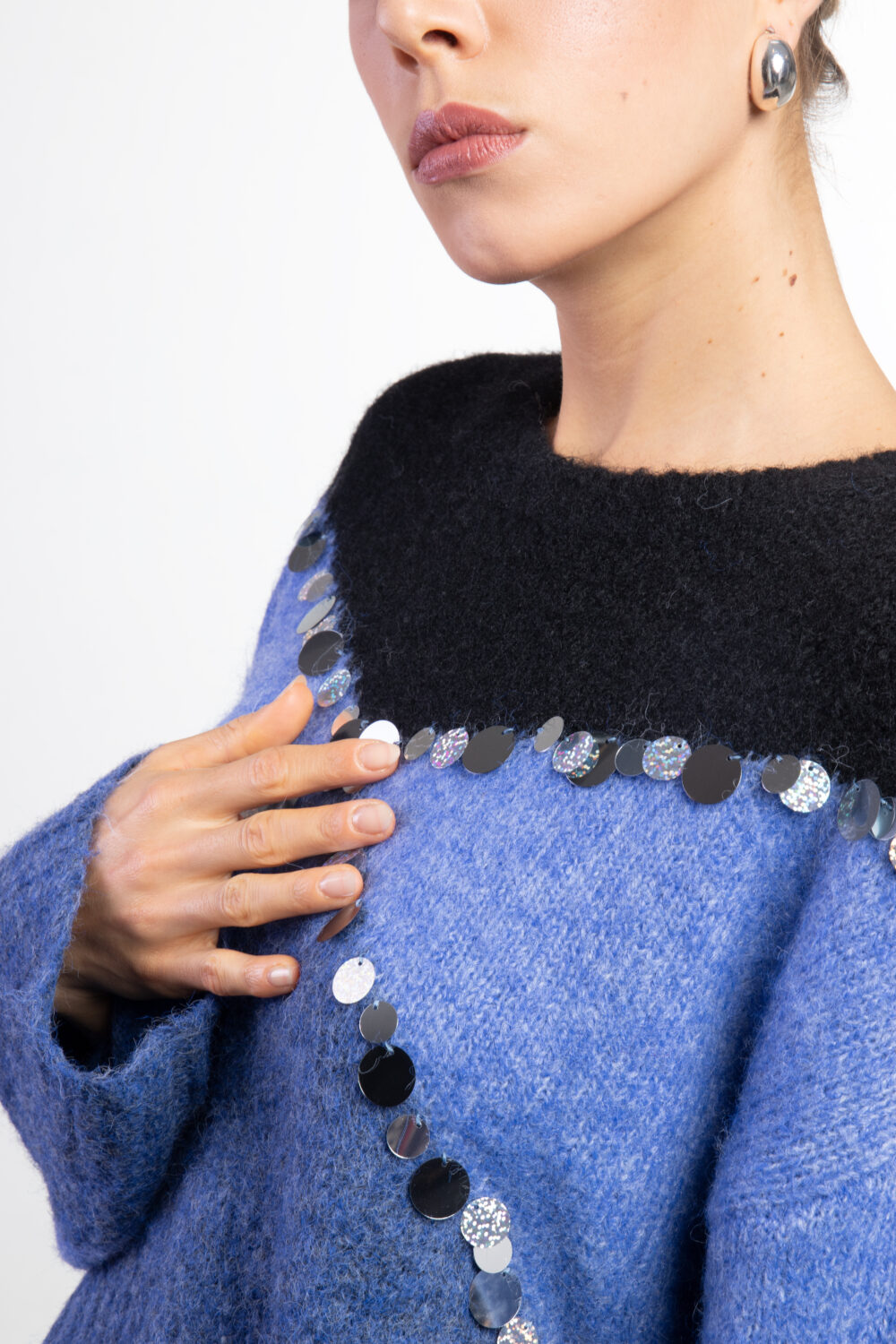 Maglia leggermente corta con paillettes