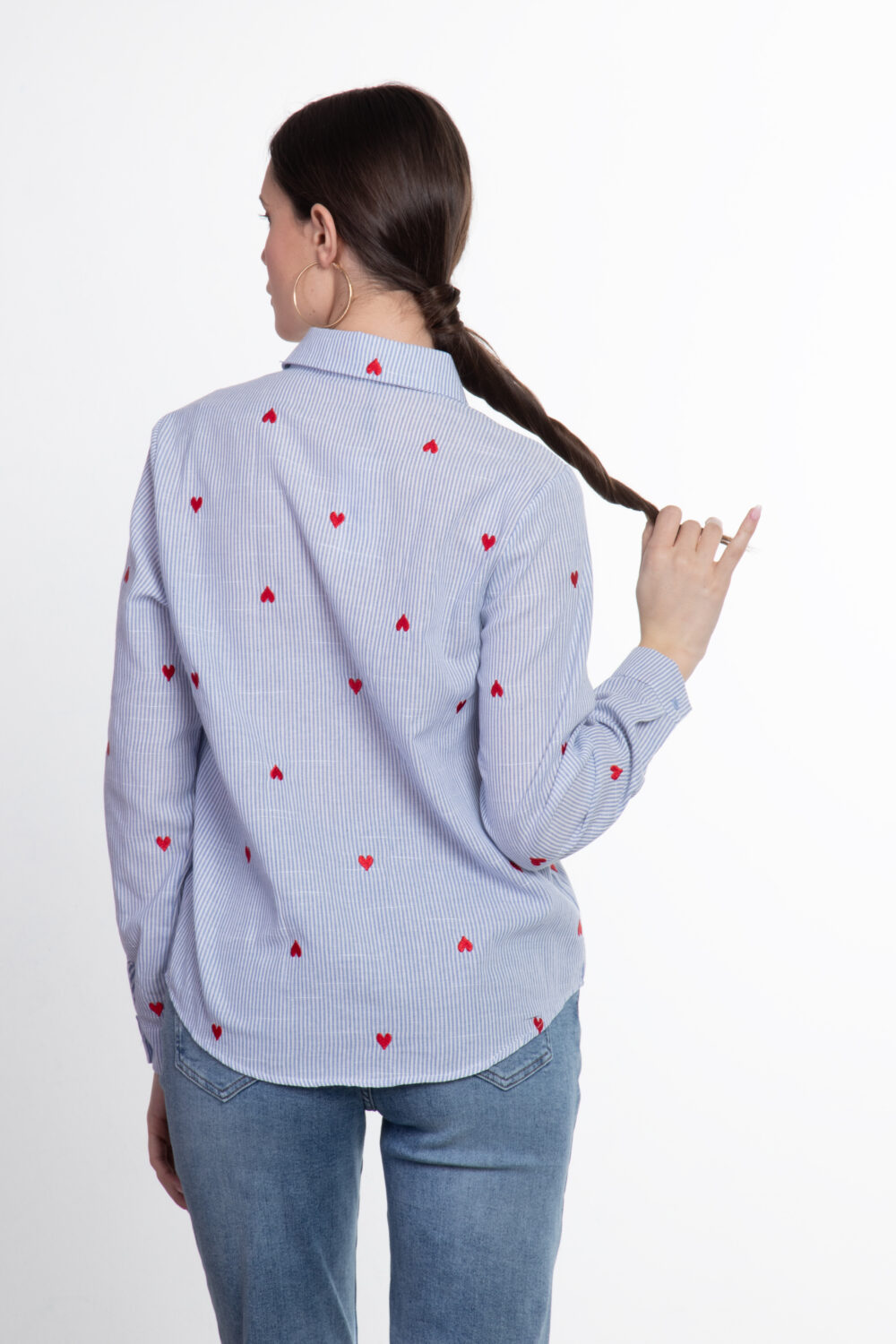 Camicia a righe con cuori ricamati