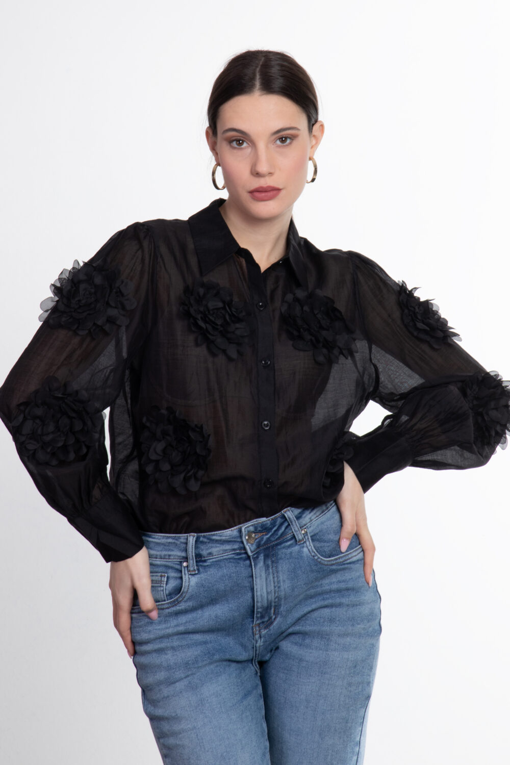 Camicia semitrasparente con applicazioni