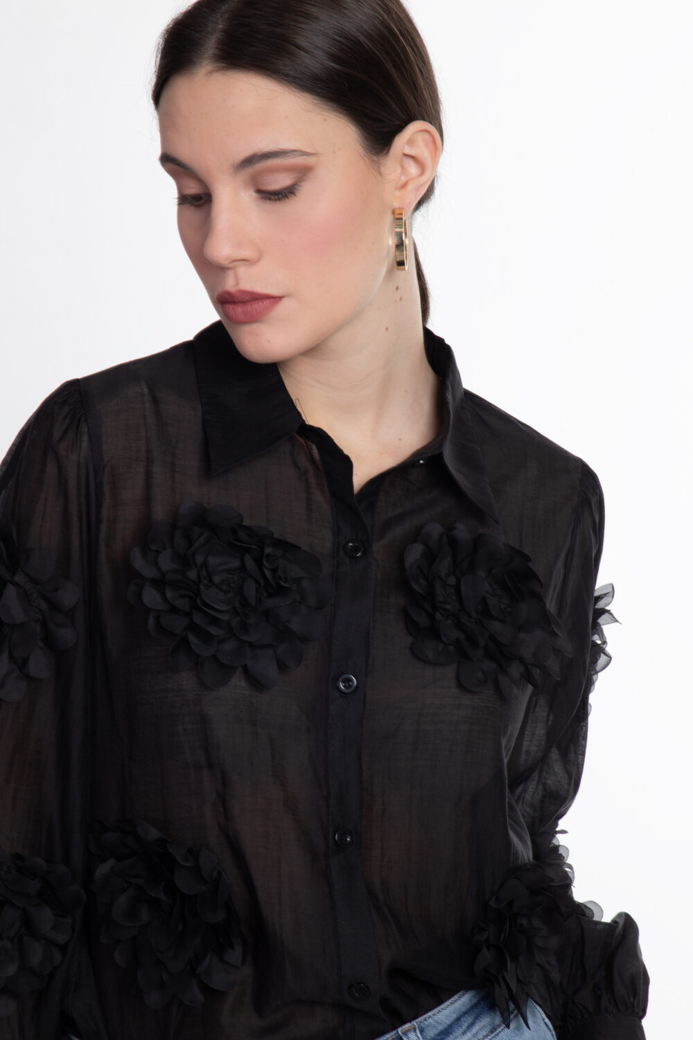 Camicia semitrasparente con applicazioni