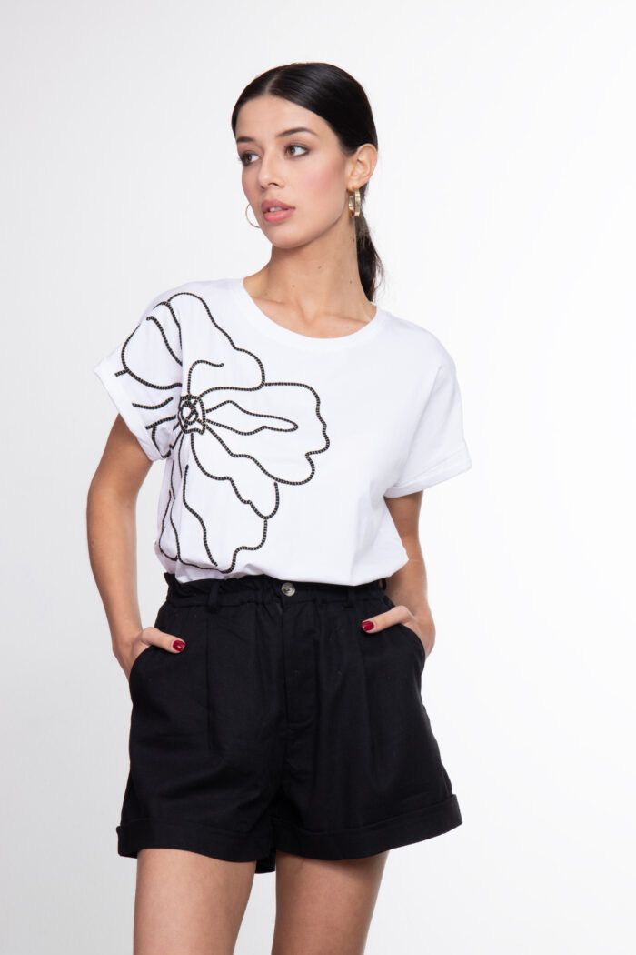 T-shirt con Fiore Ricamato
