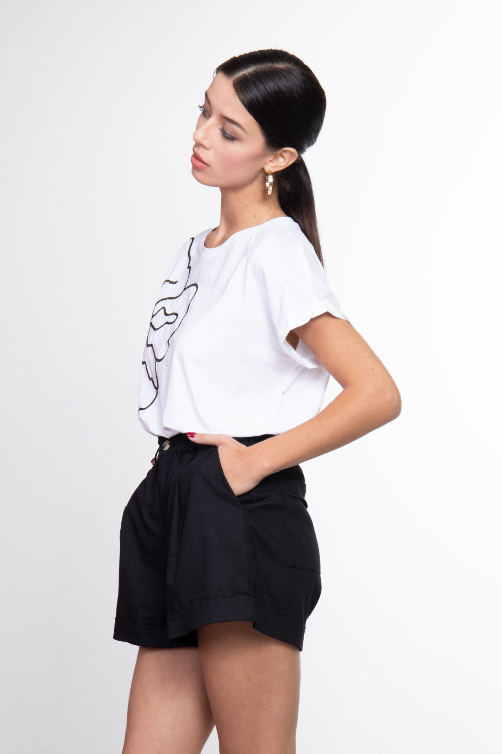 T-shirt con Fiore Ricamato