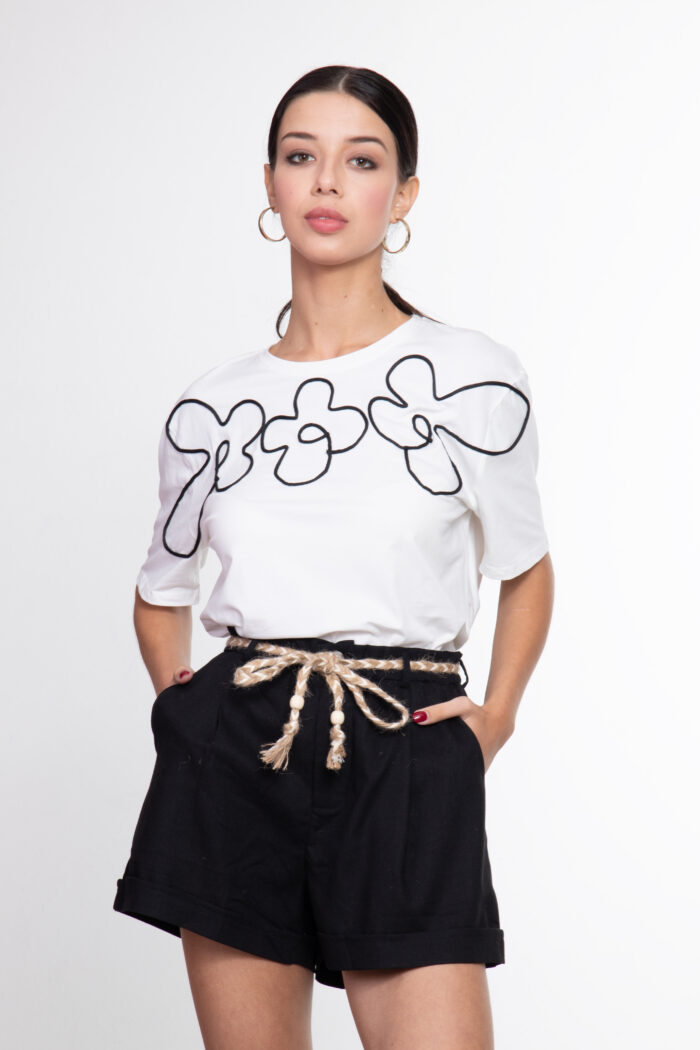 T-shirt con Ricami