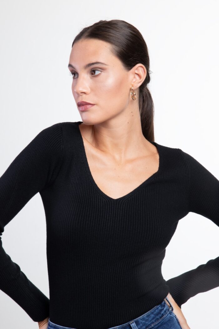 Maglia a costine con scollo a V